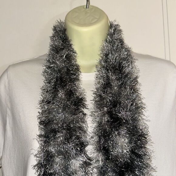 Silvery gray winter magic scarf - Picture 3 of 4